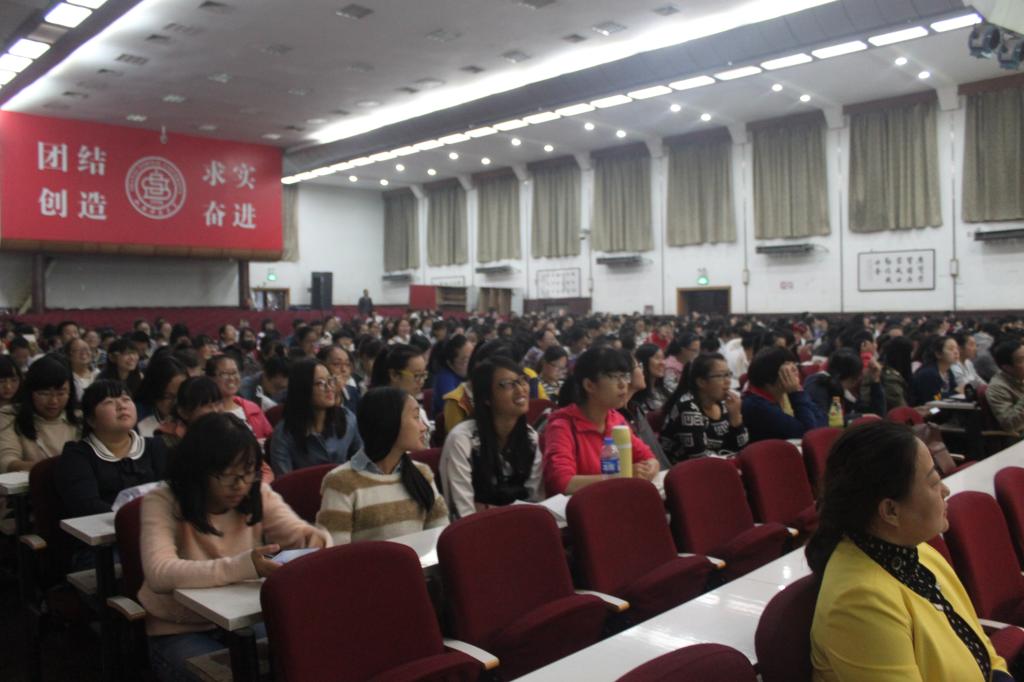 认真听讲的同学们