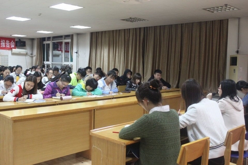 同学们认真听讲