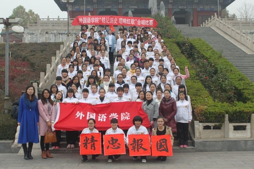 陈书记等评委为获奖班级颁奖并合影