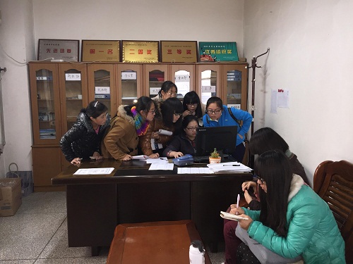 副部长弓喆为部员示范处理照片