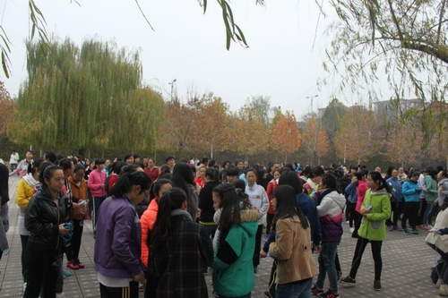各班同学积极参加比赛