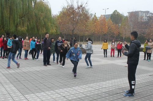 10人长绳8字跳比赛环节