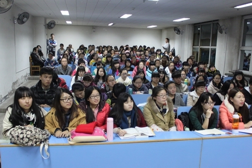 学生会全体成员认真听讲