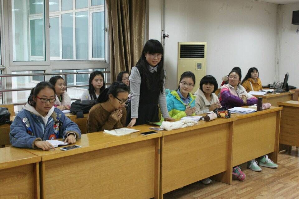 团支书踊跃发言