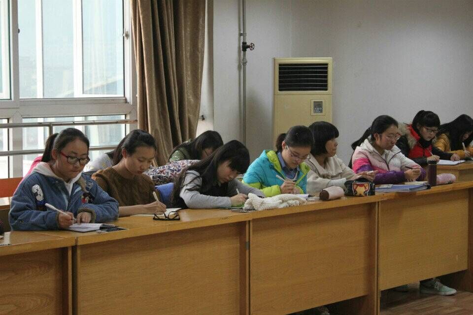 团支书们认真听讲