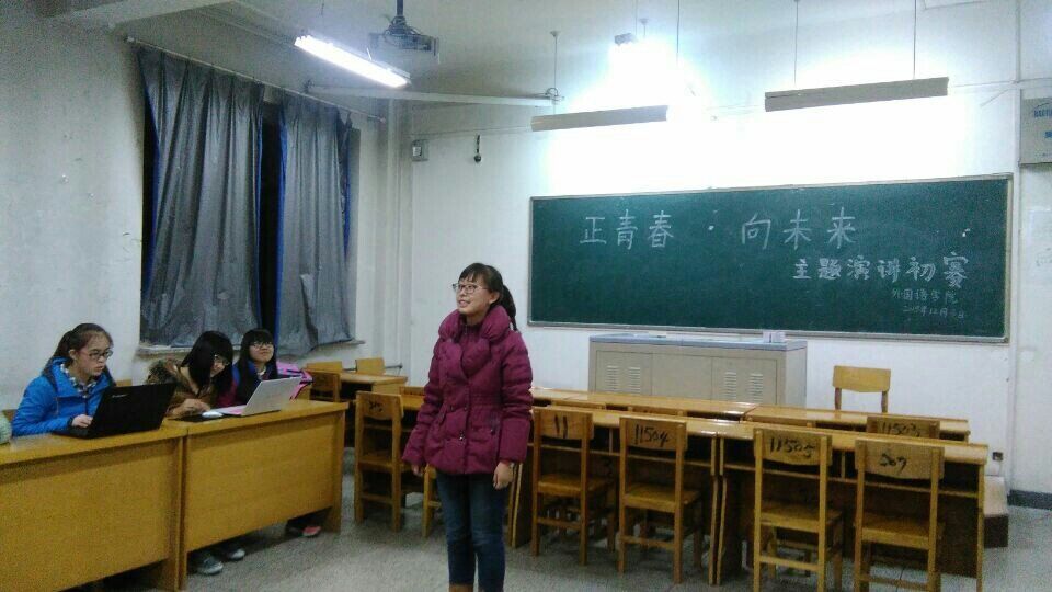 选手在激情昂扬的演讲