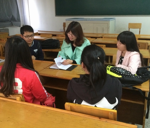 辅导员与同学们讨论