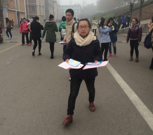 向路人发放资料
