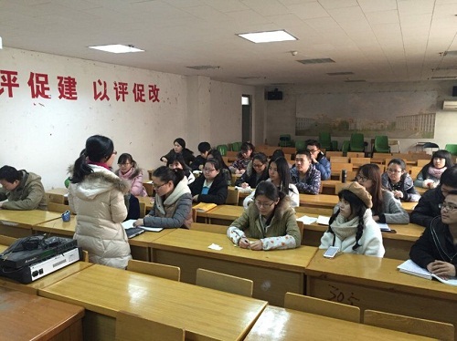 我院学生会各部门主要干部认真听取老师总结