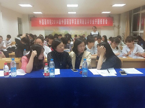 评委老师们积极讨论评选