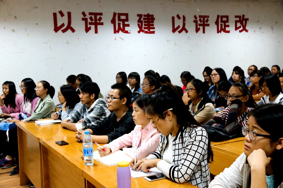同学们认真聆听公文培训内容