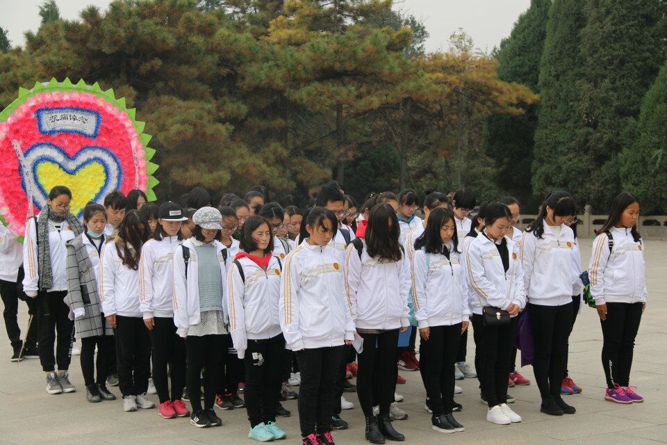 赴烈士陵园扫墓活动现场