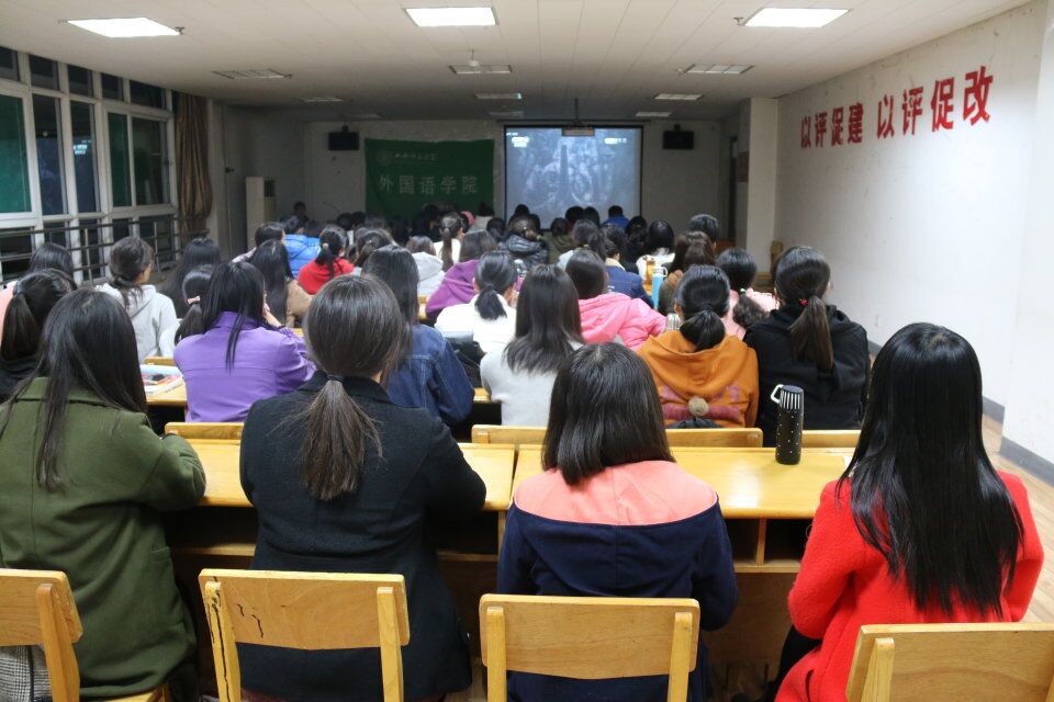 同学们观看长征题材纪录片——《长征》