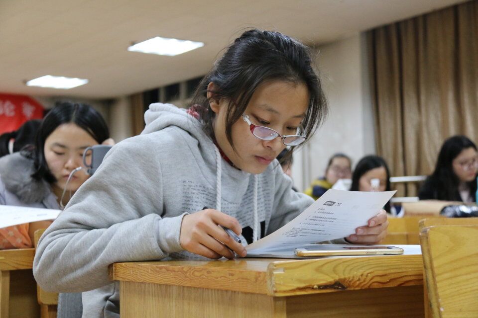 同学们认真阅读新东方英语机构发放的材料