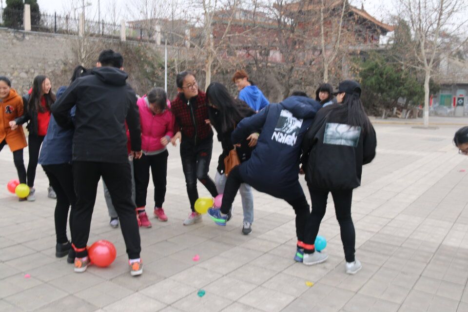 同学们进行三人两足踩气球活动