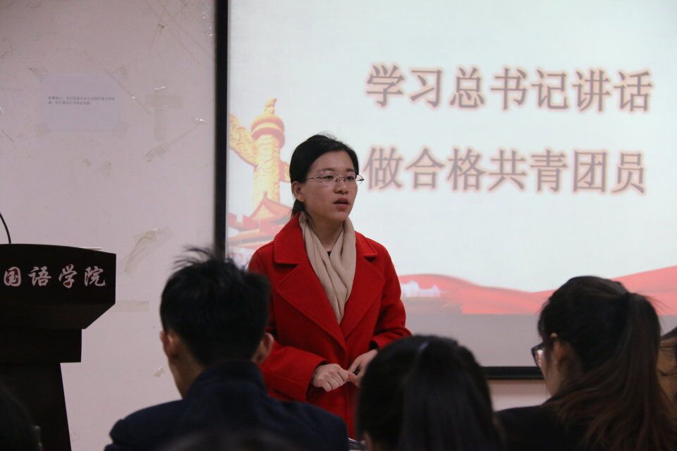 黎老师带领大家学习“三会两制一课”的具体内容