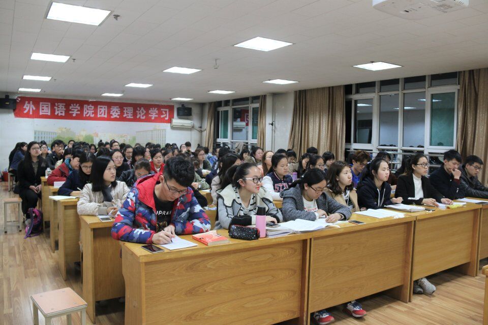 同学们认真学习会议内容