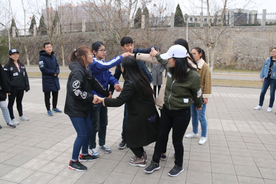 同学们进行拉拉手活动