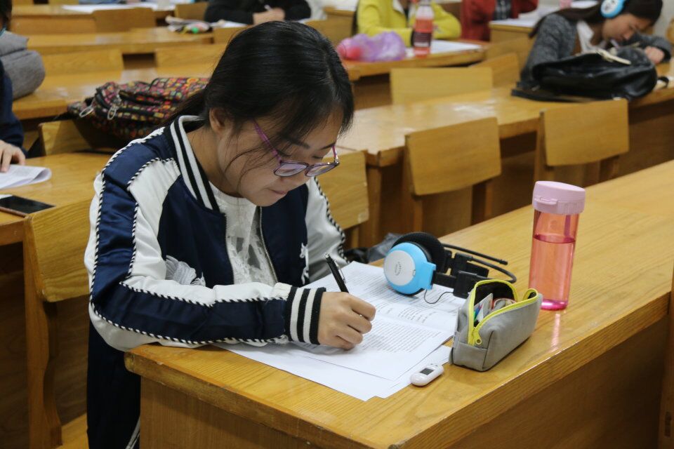 同学认真作答