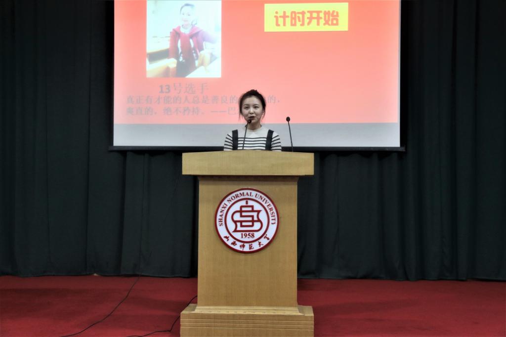 选手逯莎进行命题演讲