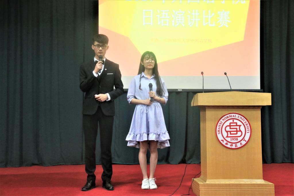 主持人宣布比赛开始