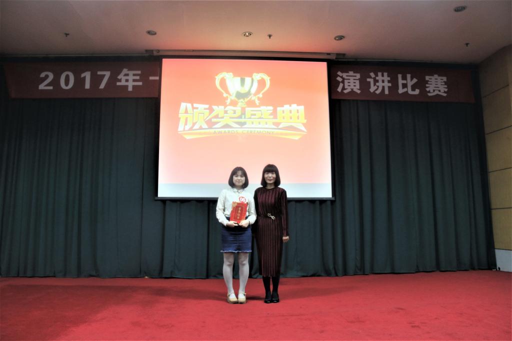 日语系主任张丹凤为刘余鸾颁奖