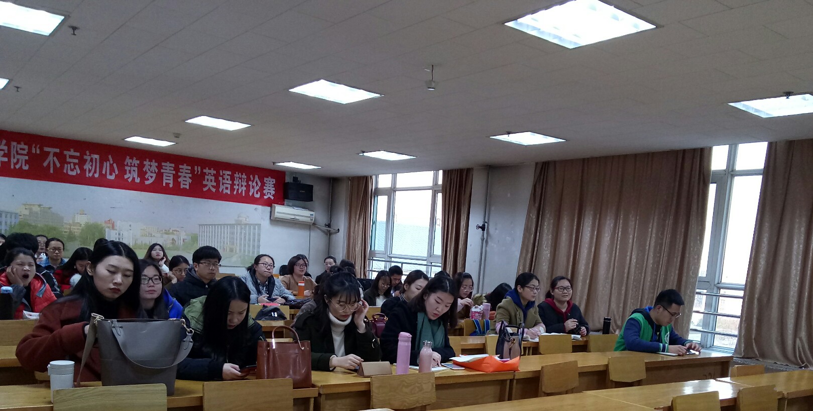 (讲座现场)