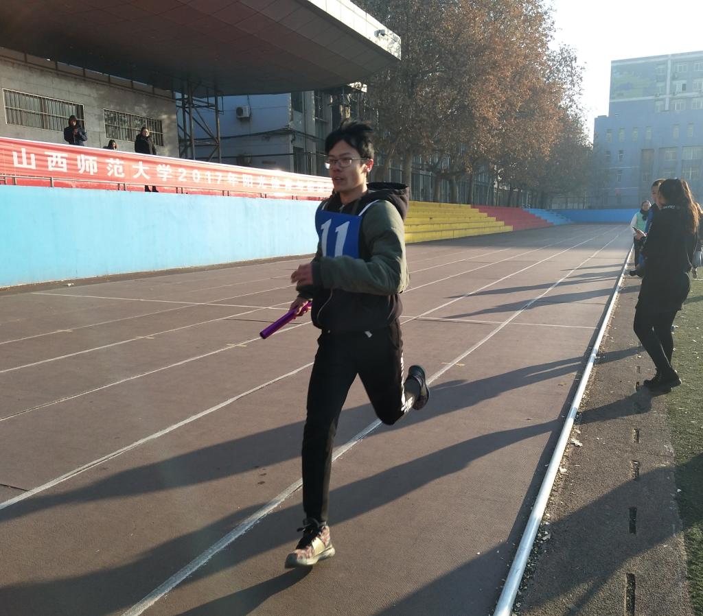我院运动员奋力奔跑